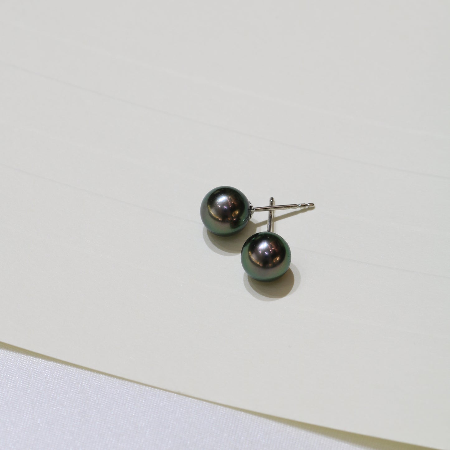 18k White Gold 7.5mm Tahitian Black Pearl Earrings