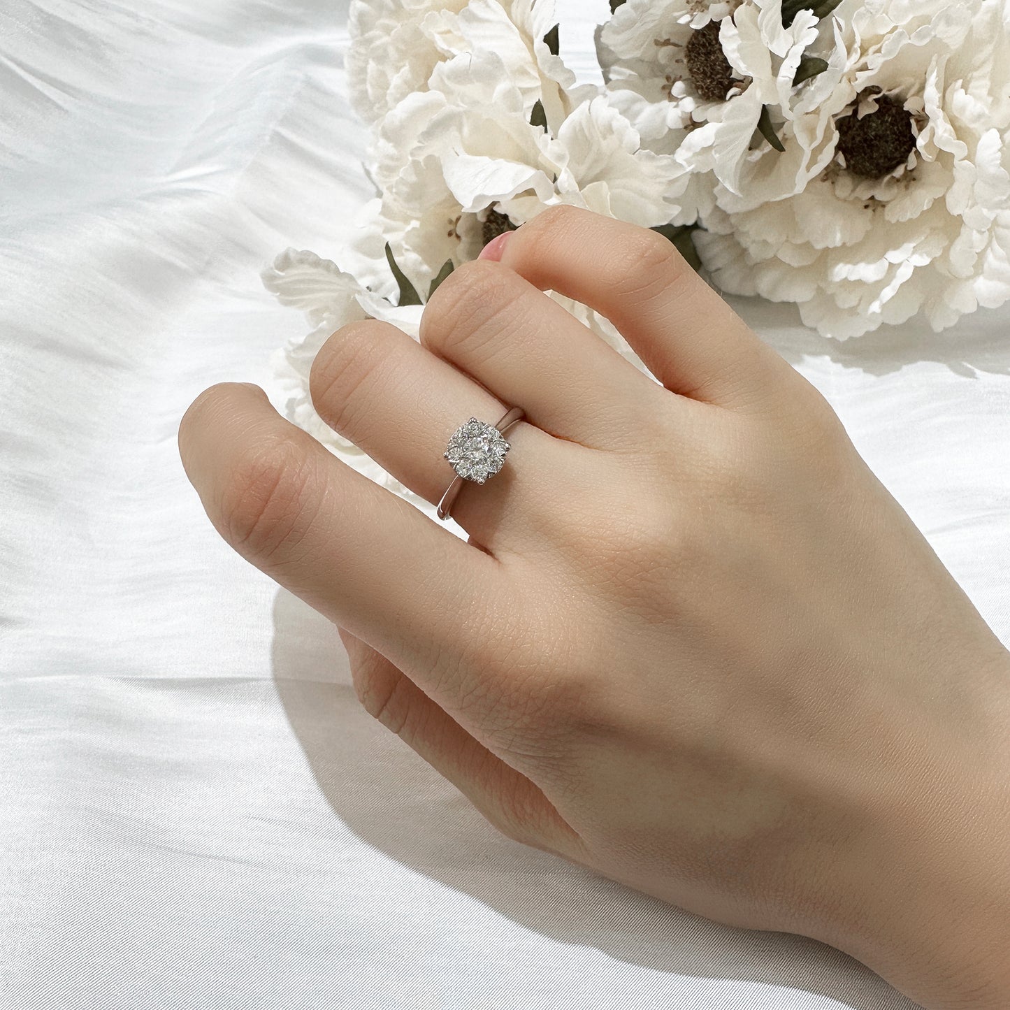 18k白金鑽石戒指在中指上 18k White Gold Illusion Setting Diamond Ring on middle finger