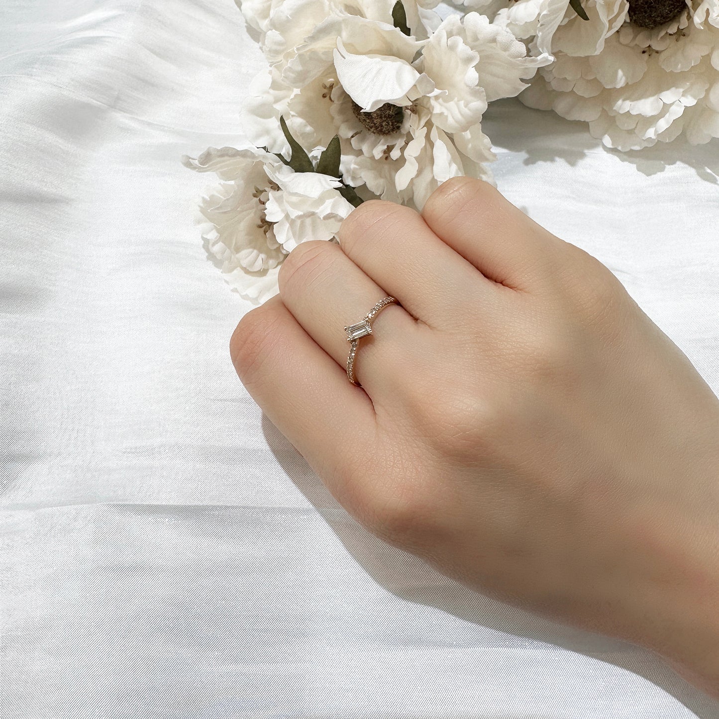 18k玫瑰金長方鑽石戒指在中指上 18k Rose Gold Asymmetrical Baguette Diamond Ring on middle finger