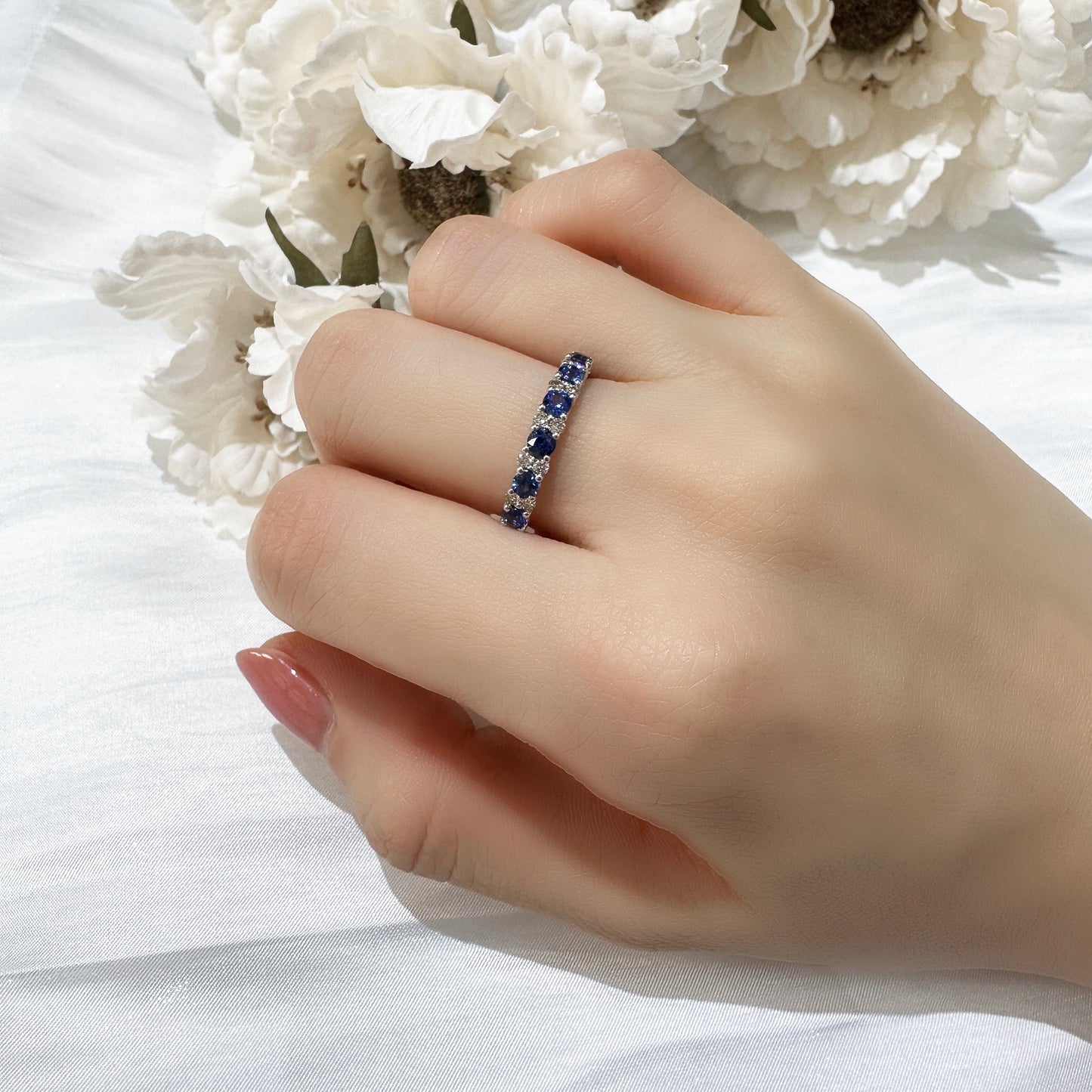 18k白金藍寶石鑽石戒指在中指上 18k White Gold Sapphire & Diamond Half Eternity Ring on middle finger