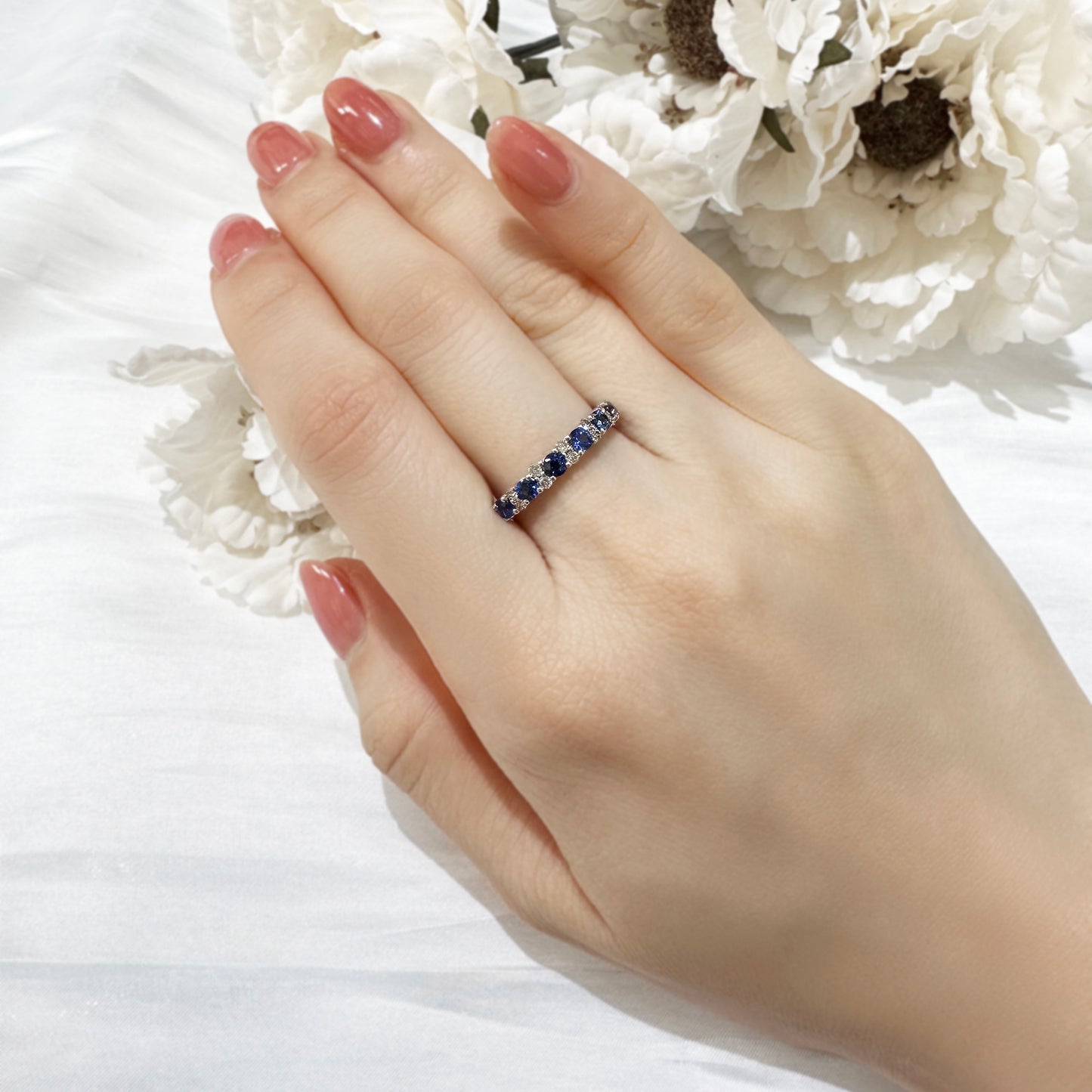 白金藍寶石鑽石戒指在中指上 White Gold Sapphire & Diamond Half Eternity Ring on middle finger