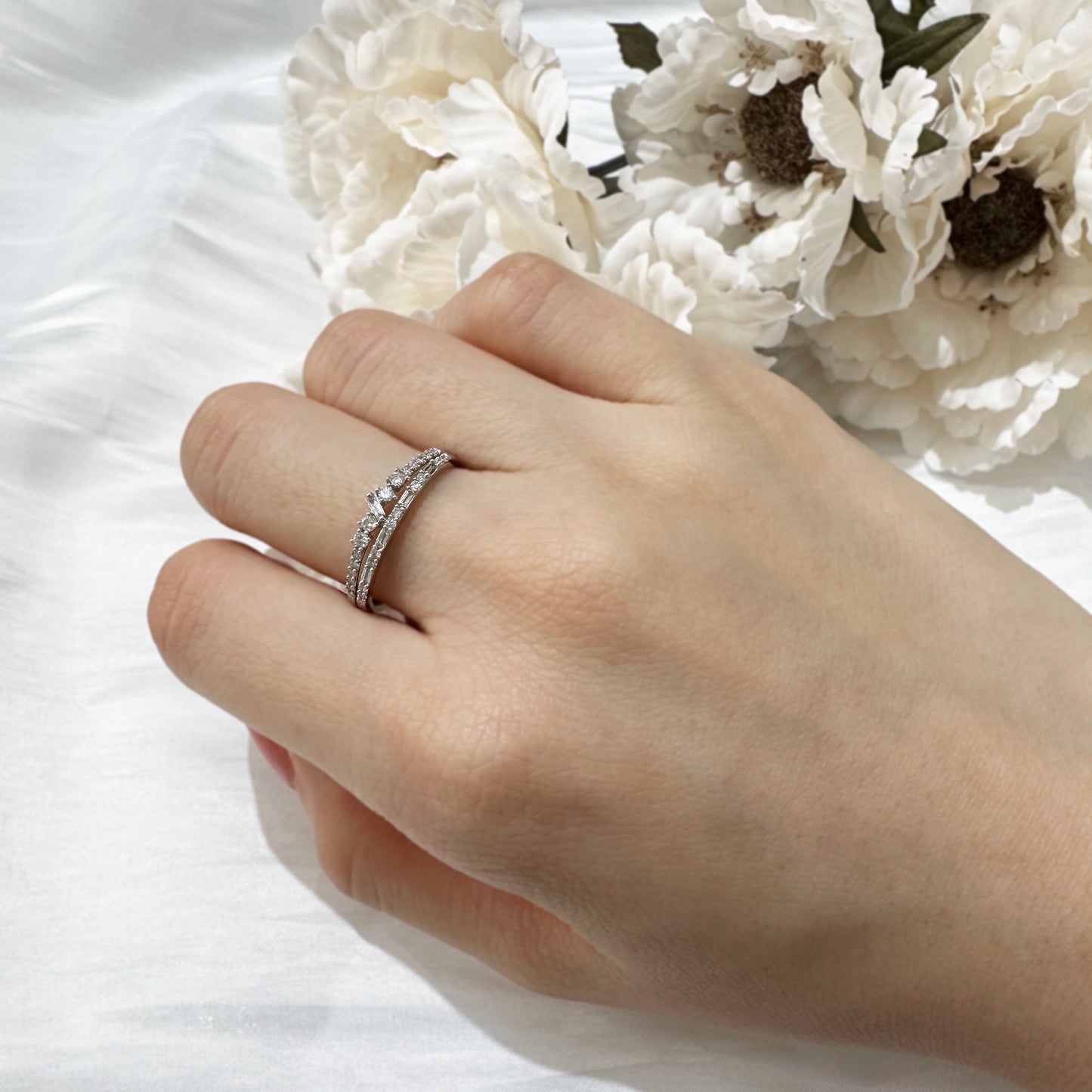   18k白金雙排鑽石戒指在中指上 18k White Gold Double Row Cluster Ring on middle finger