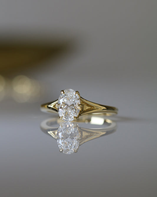 18k Yellow Gold Oval-shaped Diamond Ring