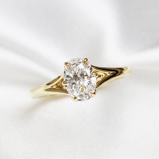 18k Yellow Gold Oval-shaped Diamond Ring