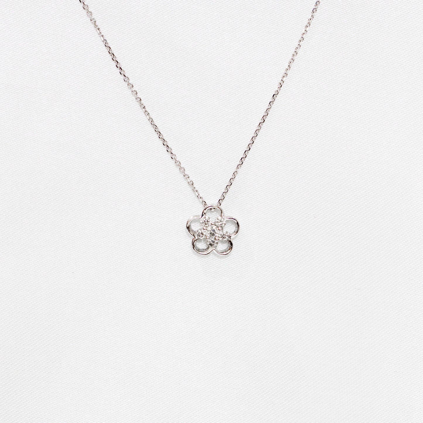 18k White Gold Flower Diamond Necklace 18k白金花形鑽石頸鍊