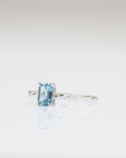 18k白金祖母綠形切割海藍寶石鑽石戒指 18k White Gold Twisted Emerald Cut Santa Maria Aquamarine Diamond Ring
