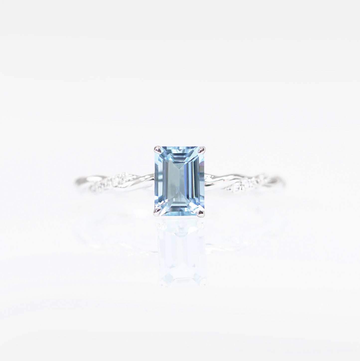 18k白金祖母綠形切割海藍寶石鑽石戒指 18k White Gold Twisted Emerald Cut Santa Maria Aquamarine Diamond Ring