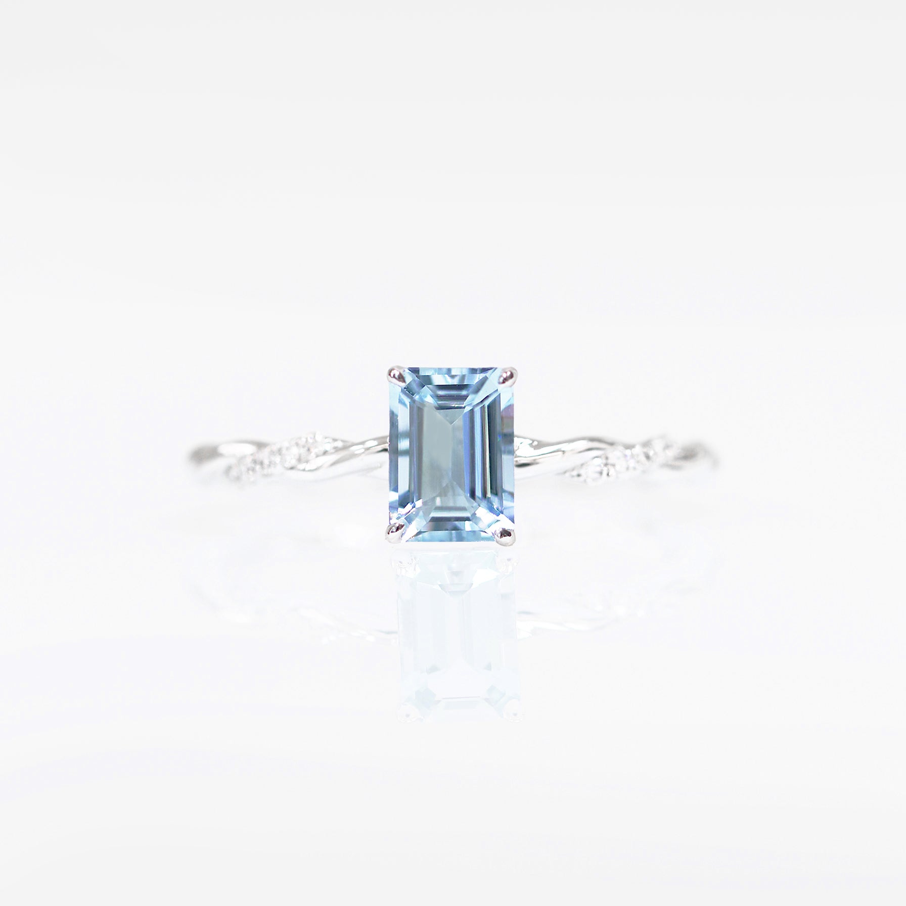 18k白金祖母綠形切割海藍寶石鑽石戒指 18k White Gold Twisted Emerald Cut Santa Maria Aquamarine Diamond Ring