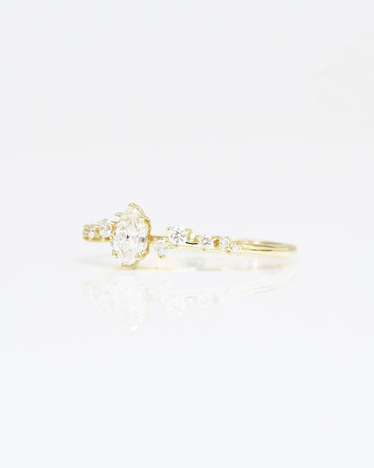 18k黃金馬眼形鑽石戒指 18k Yellow Gold Scattered Marquise-shaped Diamond Ring