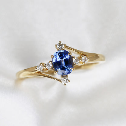 18k黃金蛋形橢圓形藍寶石鑽石戒指 18k Yellow Gold Oval Shape Sapphire Diamond Ring