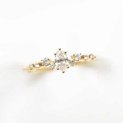 18k黃金馬眼形鑽石戒指 18k Yellow Gold Scattered Marquise-shaped Diamond Ring