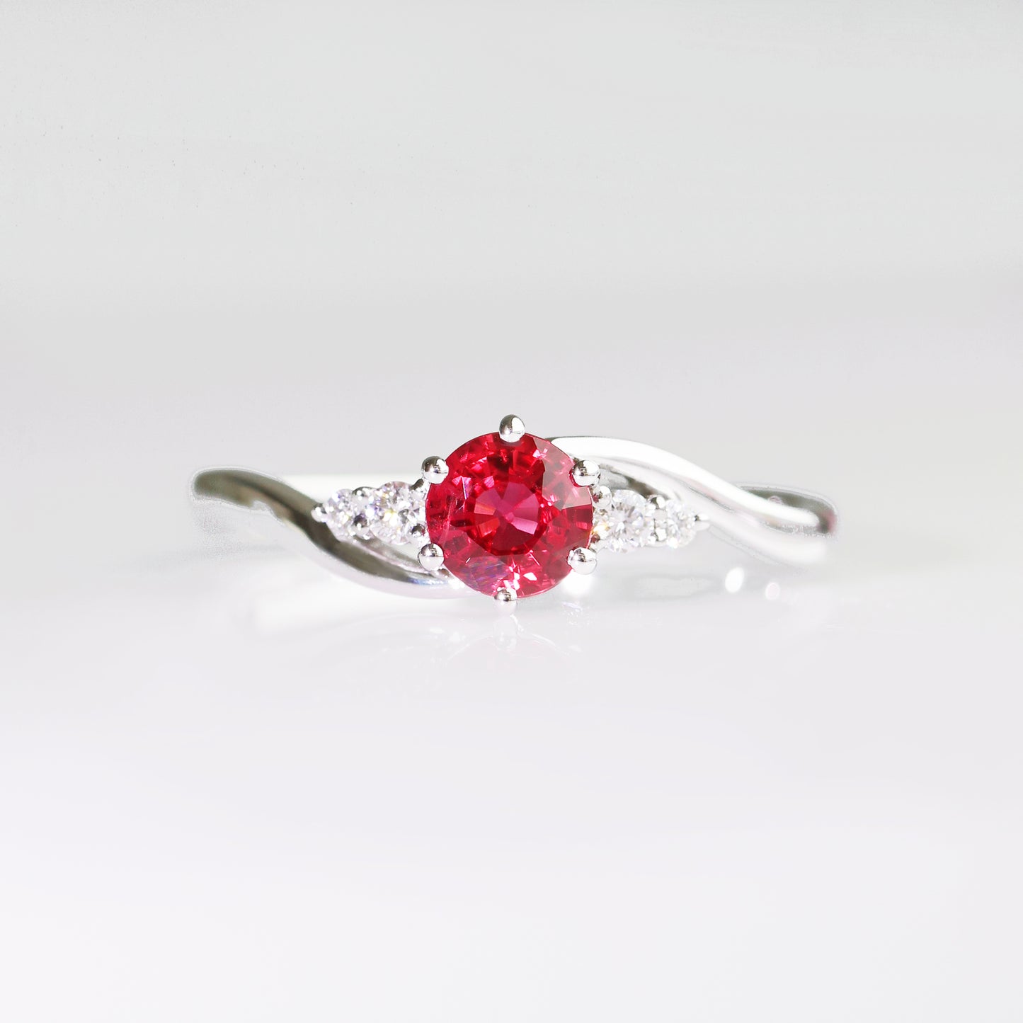18k White Gold Round Shaped Ruby Diamond Wavy Ring 