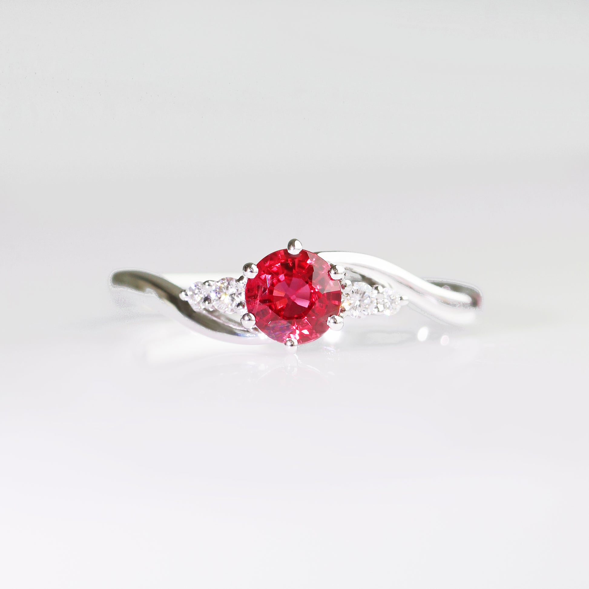 18k White Gold Round Shaped Ruby Diamond Wavy Ring 