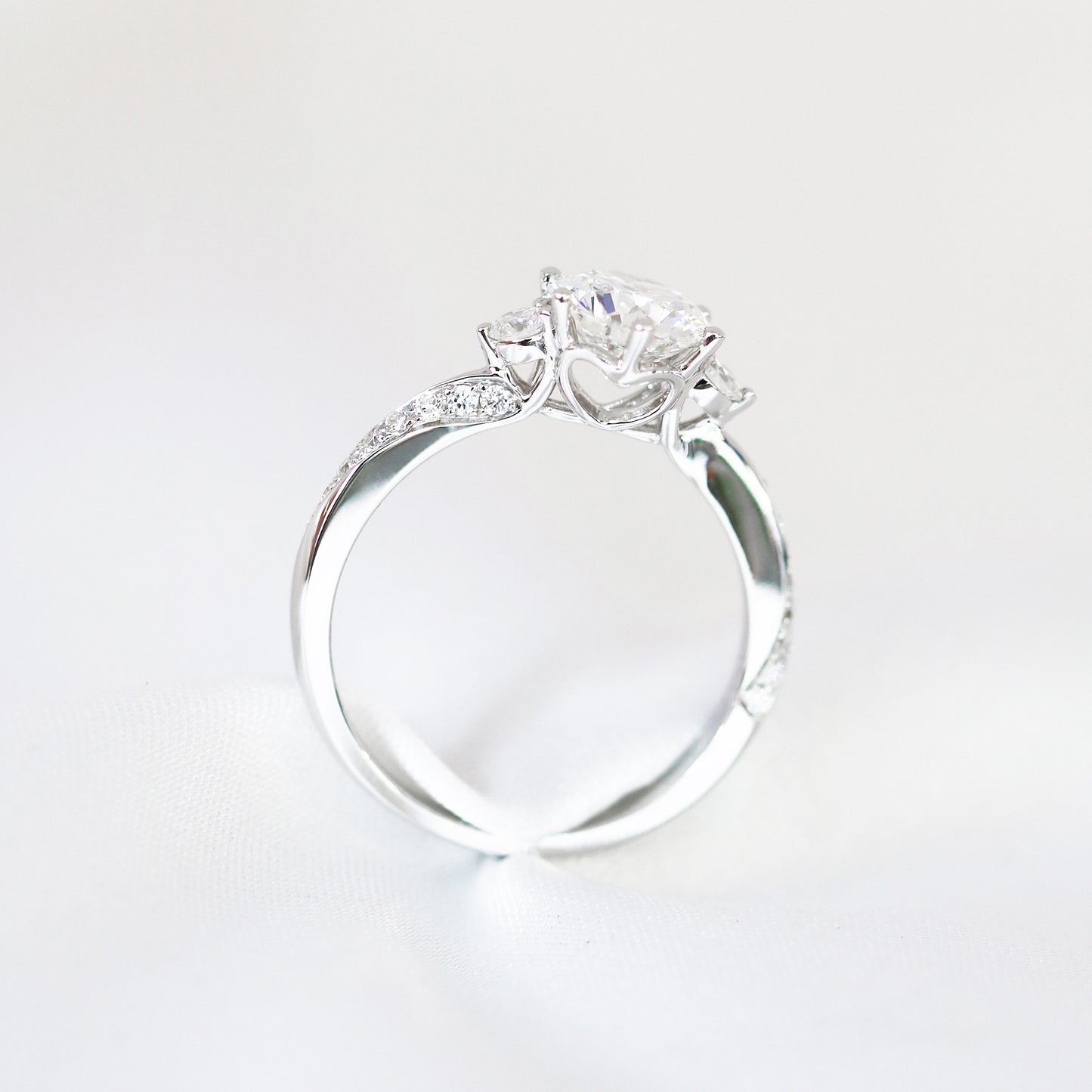 Emilia Trilogy 18k White Gold twisted Band 6-Prong Round Brilliant Diamond Engagement Ring Setting 18k白金六爪三石求婚鑽石戒指款式