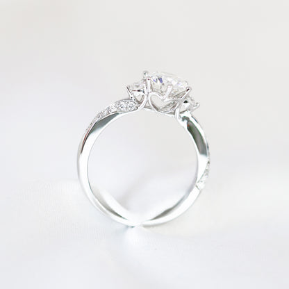 Emilia Trilogy 18k White Gold twisted Band 6-Prong Round Brilliant Diamond Engagement Ring Setting 18k白金六爪三石求婚鑽石戒指款式