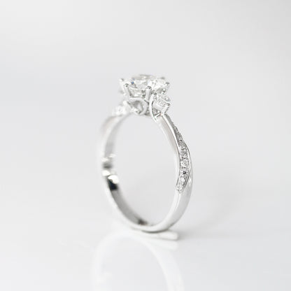 Emilia Trilogy 18k White Gold twisted Band 6-Prong Round Brilliant Diamond Engagement Ring Setting 18k白金六爪三石求婚鑽石戒指款式