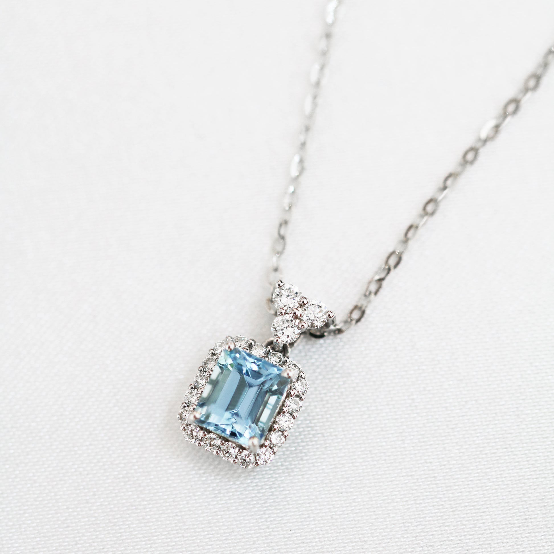 18k White Gold Aquamarine Diamond Necklace 18k白金鑽石海藍寶頸鍊