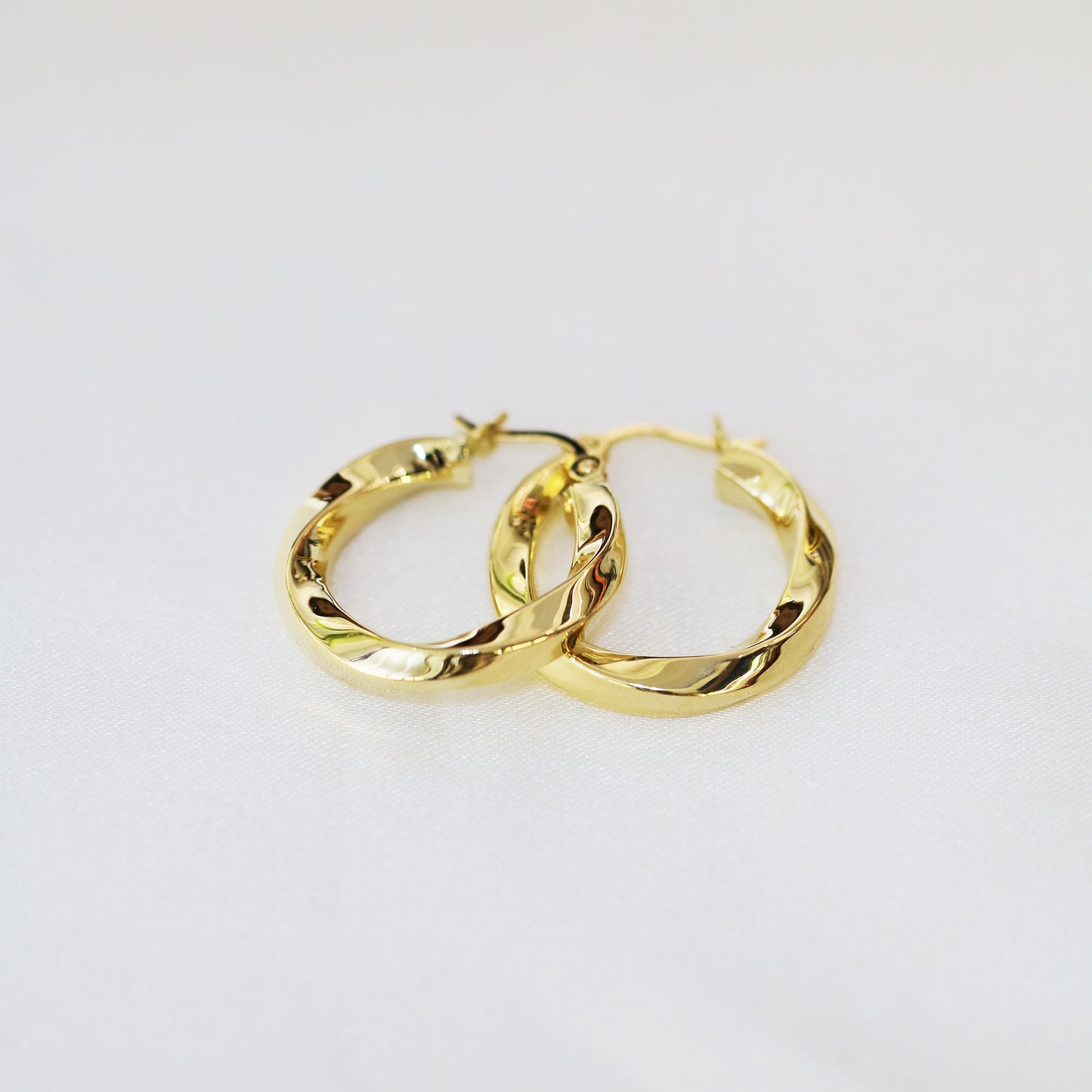18k Yellow Gold Shiny Huggie Hoop Earrings 18K金圈形扭紋耳圈耳環 
