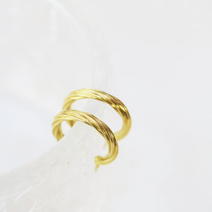 18k Yellow Gold Huggie Hoop Earrings 18K金圈形麻花扭紋耳環耳環 
