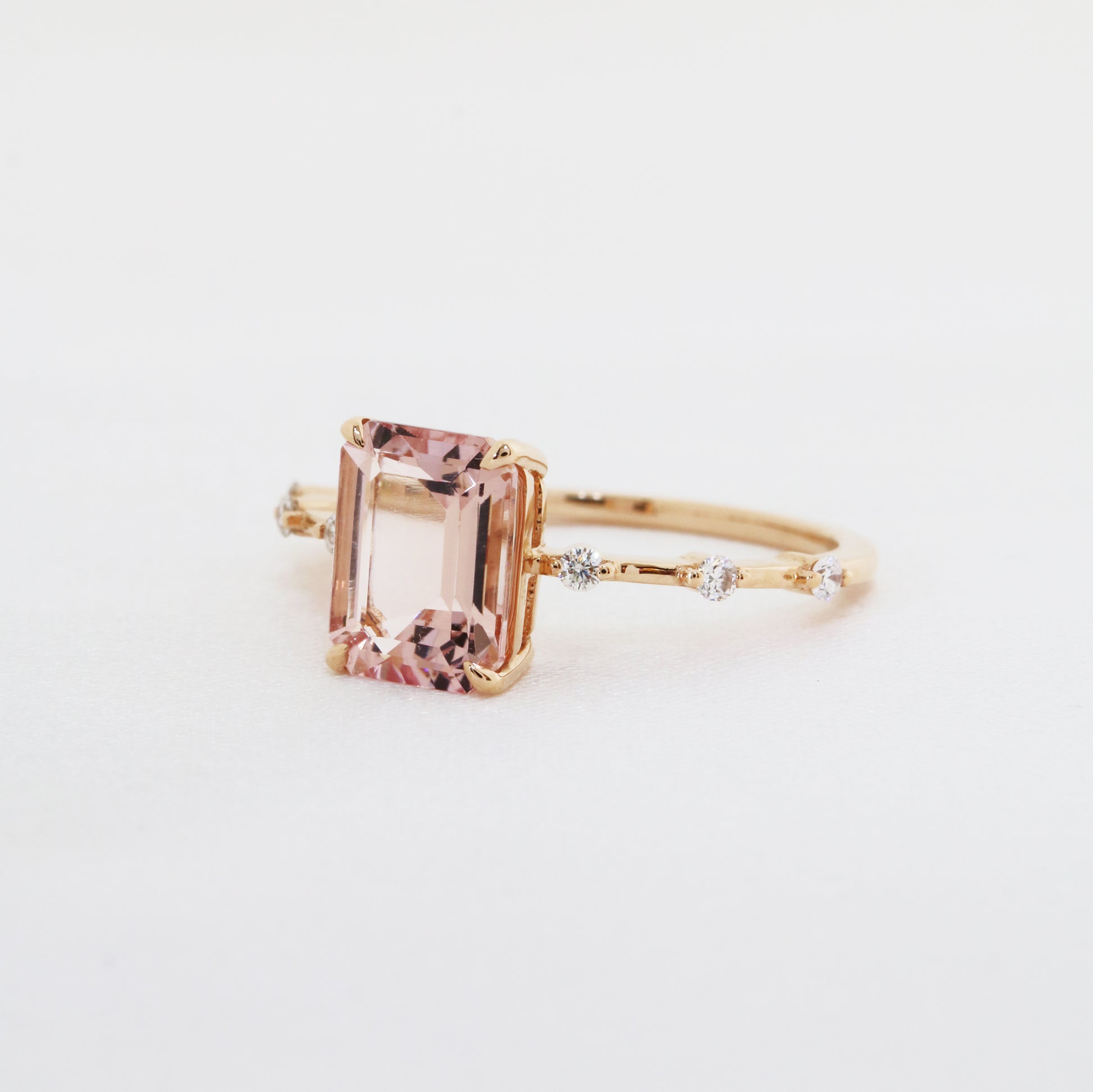 18k玫瑰粉紅摩根石鑽石戒指側面 18k Rose Gold Emerald-cut Morganite Diamond Ring on side view