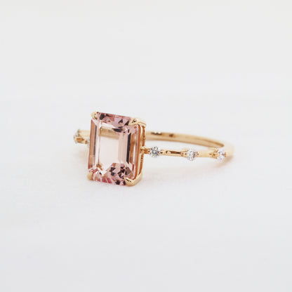 18k玫瑰粉紅摩根石鑽石戒指側面 18k Rose Gold Emerald-cut Morganite Diamond Ring on side view