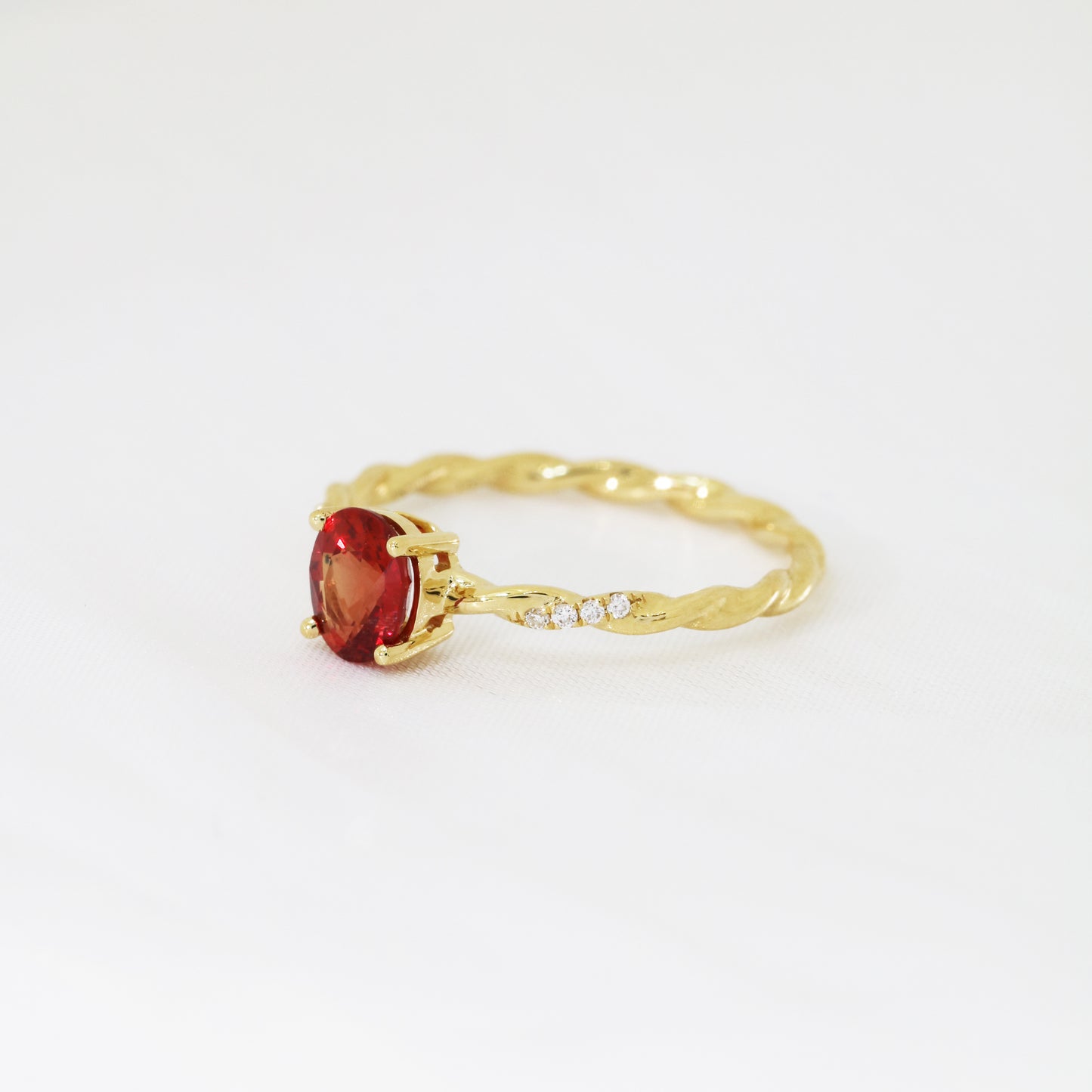 18k玫瑰金鑽石戒指側面 18k Rose Gold Twisted Orangey Red Sapphire Diamond Ring on side view