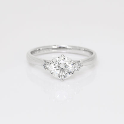 Balsam Trilogy 18k White Gold 6-Prong Hidden Heart Band Three Round Brilliant Diamond Engagement Ring Setting 18k白金六爪三石鑲求婚鑽石戒指款式