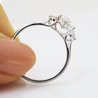 Balsam Trilogy 18k White Gold 6-Prong Hidden Heart Band Three Round Brilliant Diamond Engagement Ring Setting 18k白金六爪三石鑲求婚鑽石戒指款式