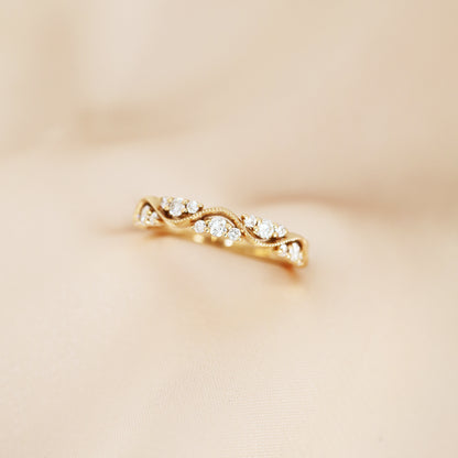 香檳色背景玫瑰金波浪珠邊鑽石戒指 Rose Gold Romantic Tide Diamond Ring in champagne gold background 
