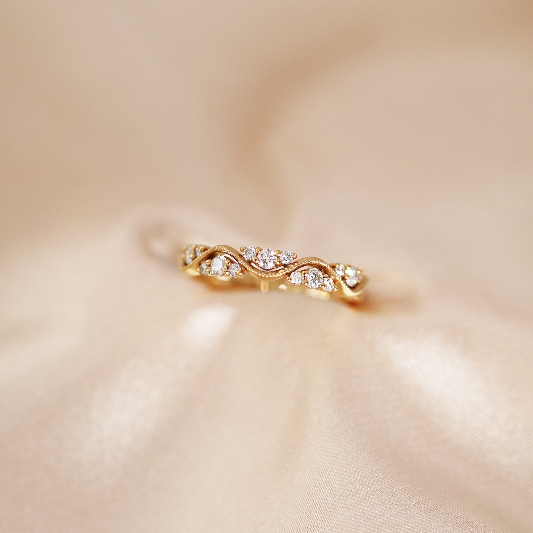 香檳色背景玫瑰金波浪珠邊鑽石戒指 Rose Gold Romantic Tide Diamond Ring in champagne gold background 