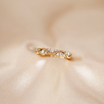 香檳色背景玫瑰金波浪珠邊鑽石戒指 Rose Gold Romantic Tide Diamond Ring in champagne gold background 