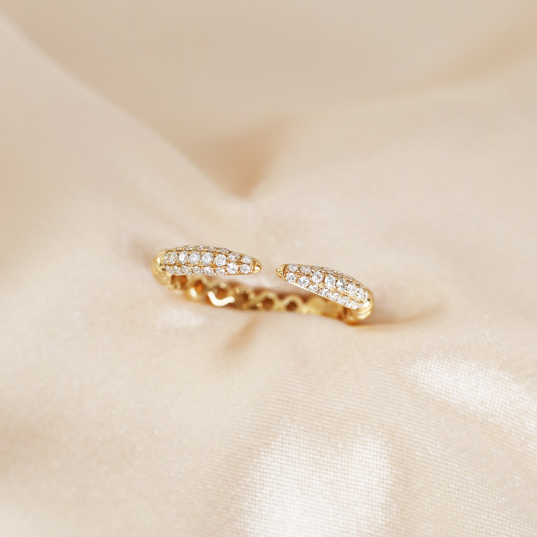 香檳色背景18k玫瑰金微鑲開口鑽石戒指  18k Rose Gold Micro Pavé Setting Open Ring in champagne gold background 