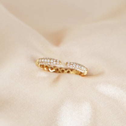 香檳色背景18k玫瑰金微鑲開口鑽石戒指  18k Rose Gold Micro Pavé Setting Open Ring in champagne gold background 