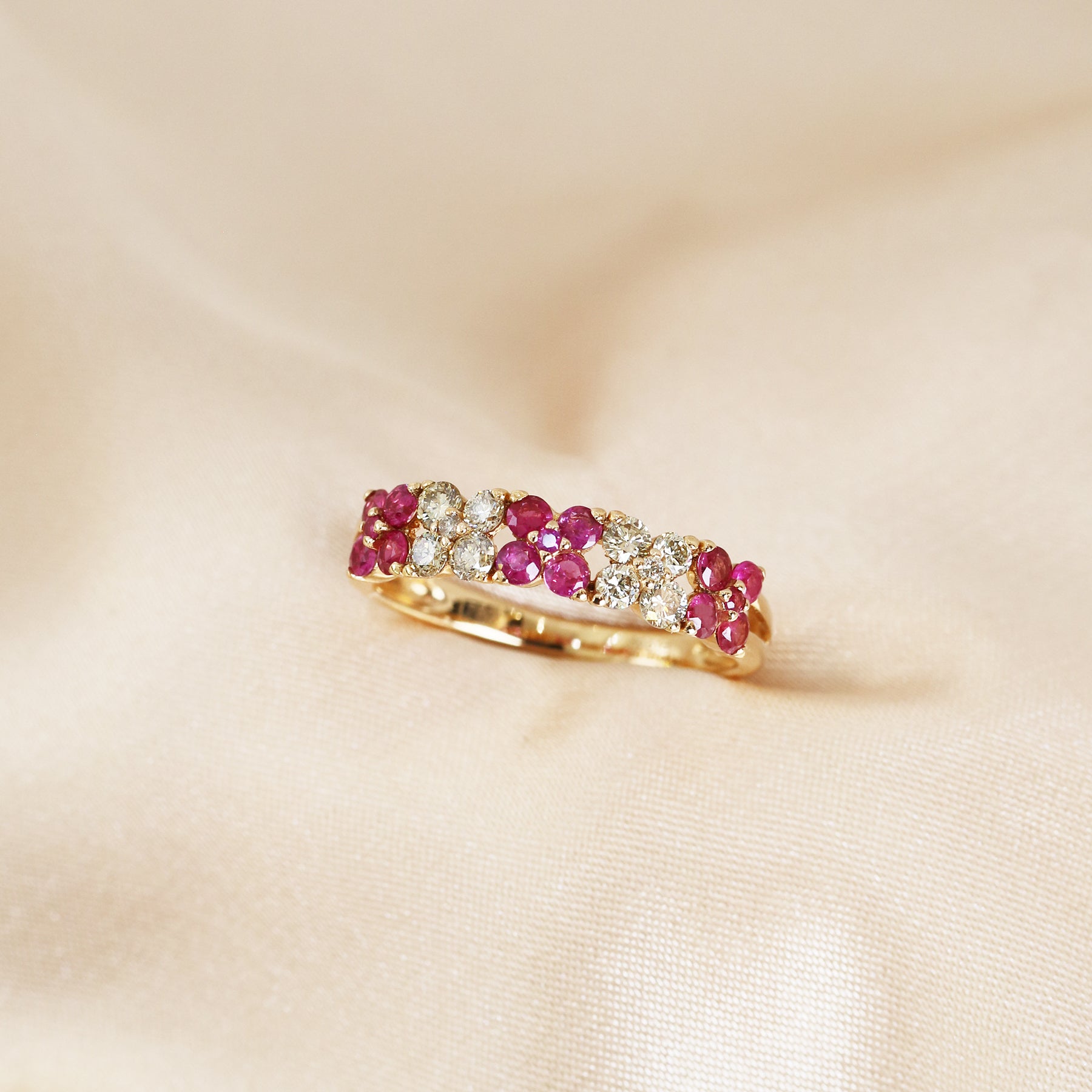 香檳色背景玫瑰金粉紅藍寶石戒指0.88ct 18k Rose Gold Pink Sapphire Clover Ring in champagne gold background 