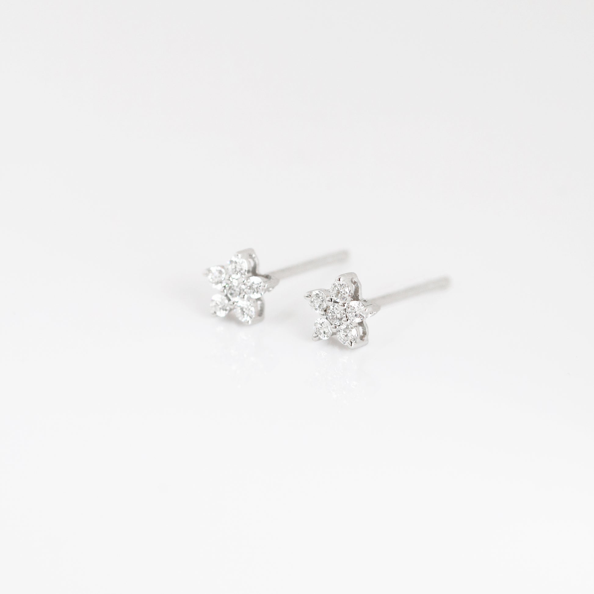18k White Gold 0.14ct Flower Diamond Earrings 18k白金花形鑽石耳環