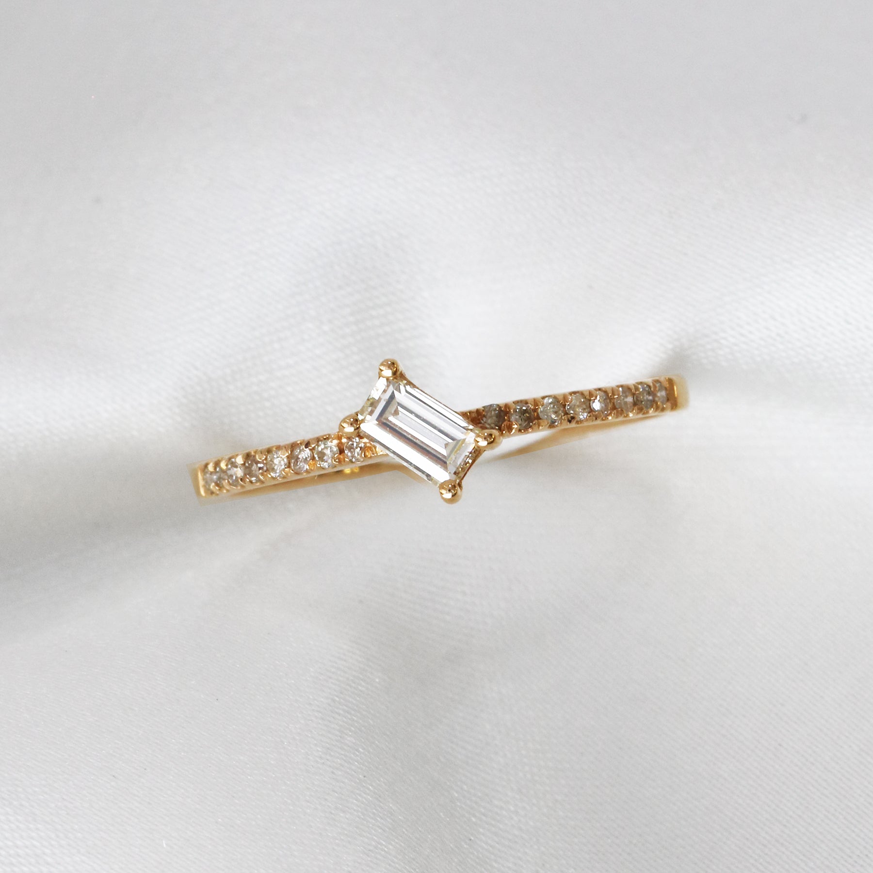 18k玫瑰金長方鑽石戒指 18k Rose Gold Asymmetrical Baguette Diamond Ring