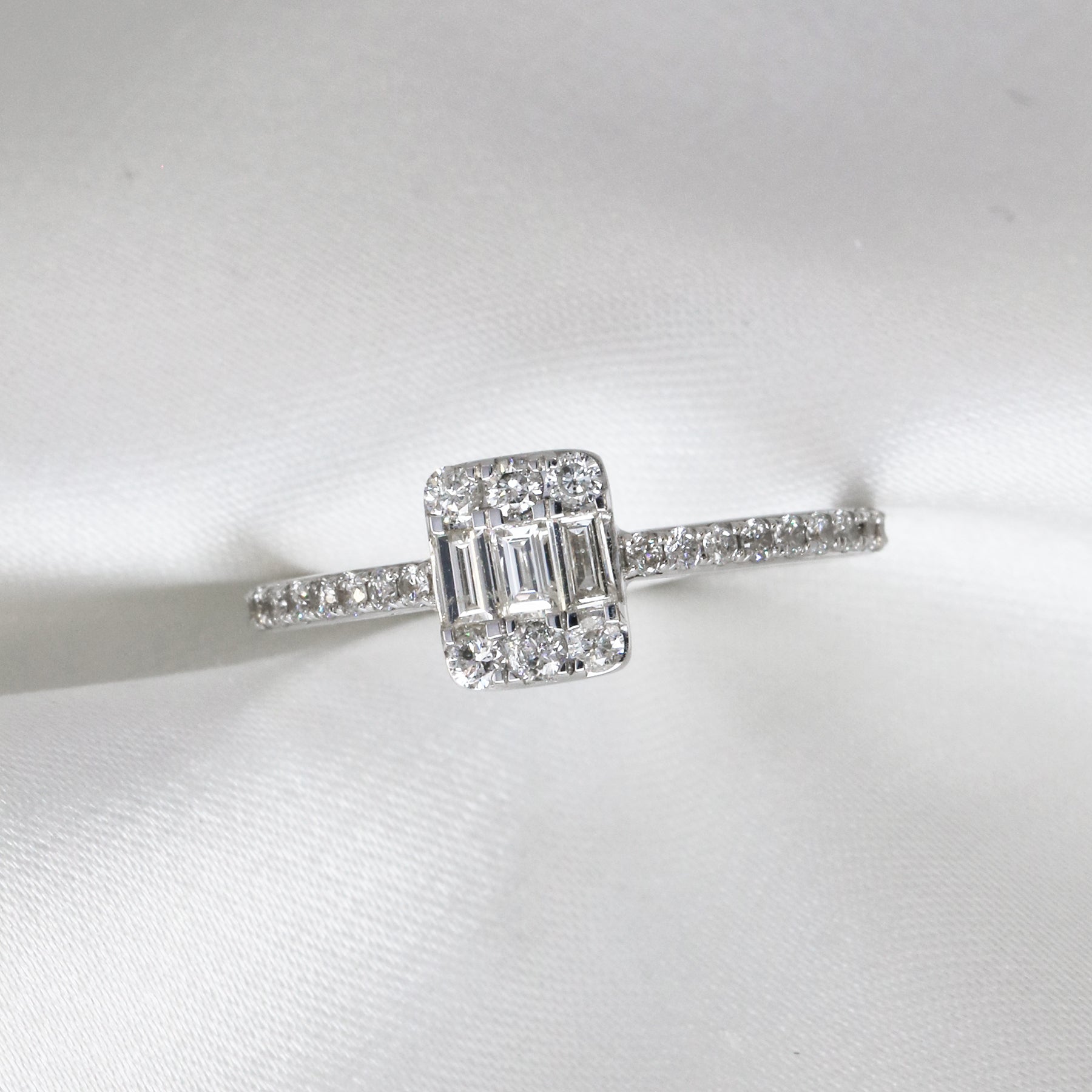 18k白金長形切割鑽石戒指 18k White Gold Chic Baguette Step-cut Diamond Eternity Ring