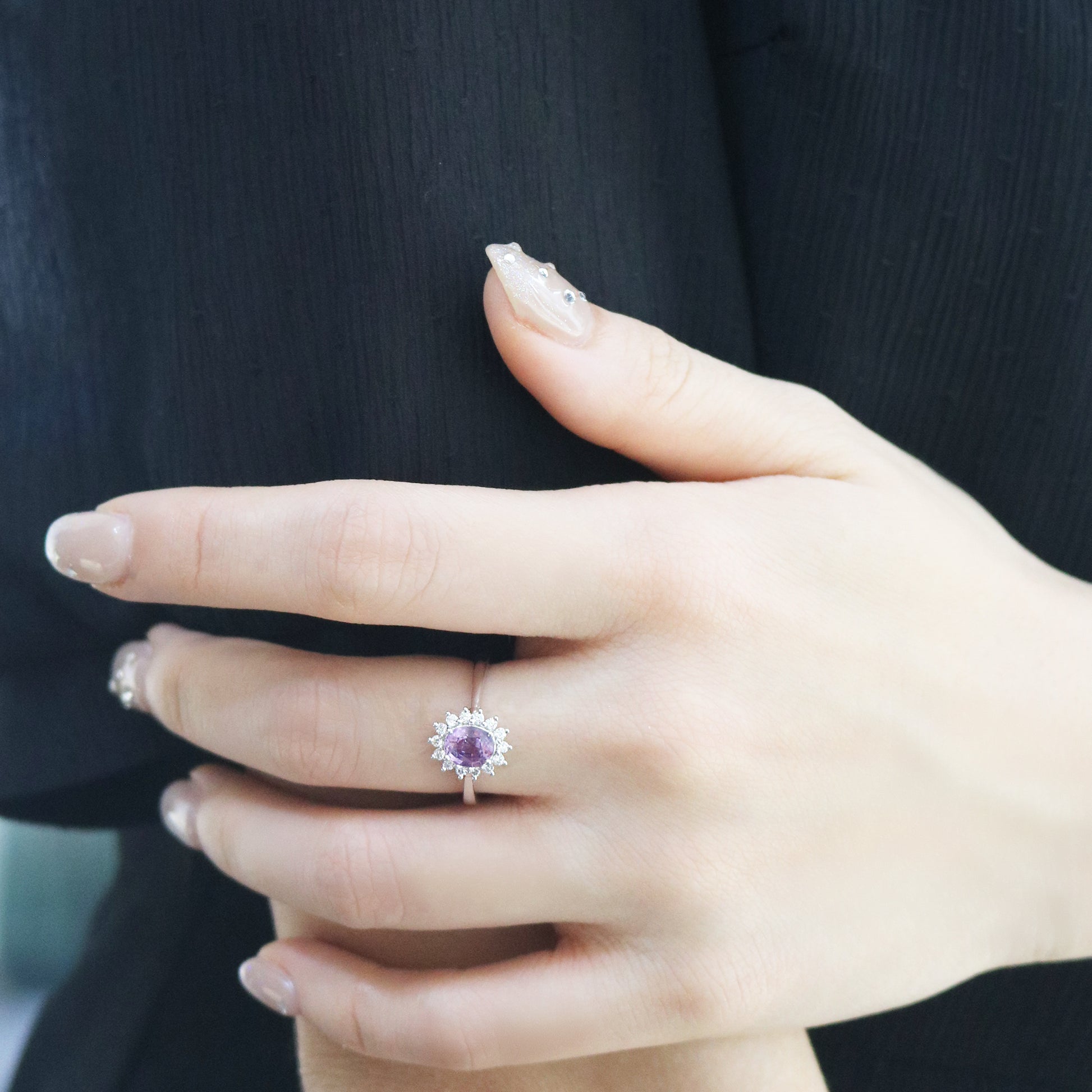 18k白金紫色藍寶石戒指在中指上 18k White Gold Purple Sapphire Ring on middle finger