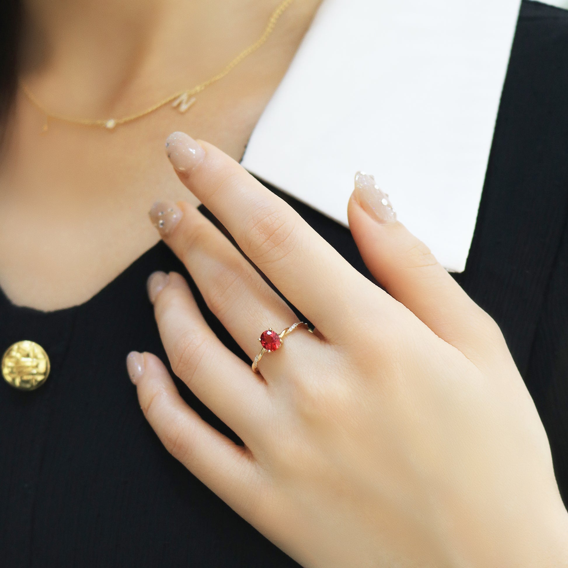 18k玫瑰金鑽石戒指在中指上 18k Rose Gold Twisted Orangey Red Sapphire Diamond Ring on middle finger
