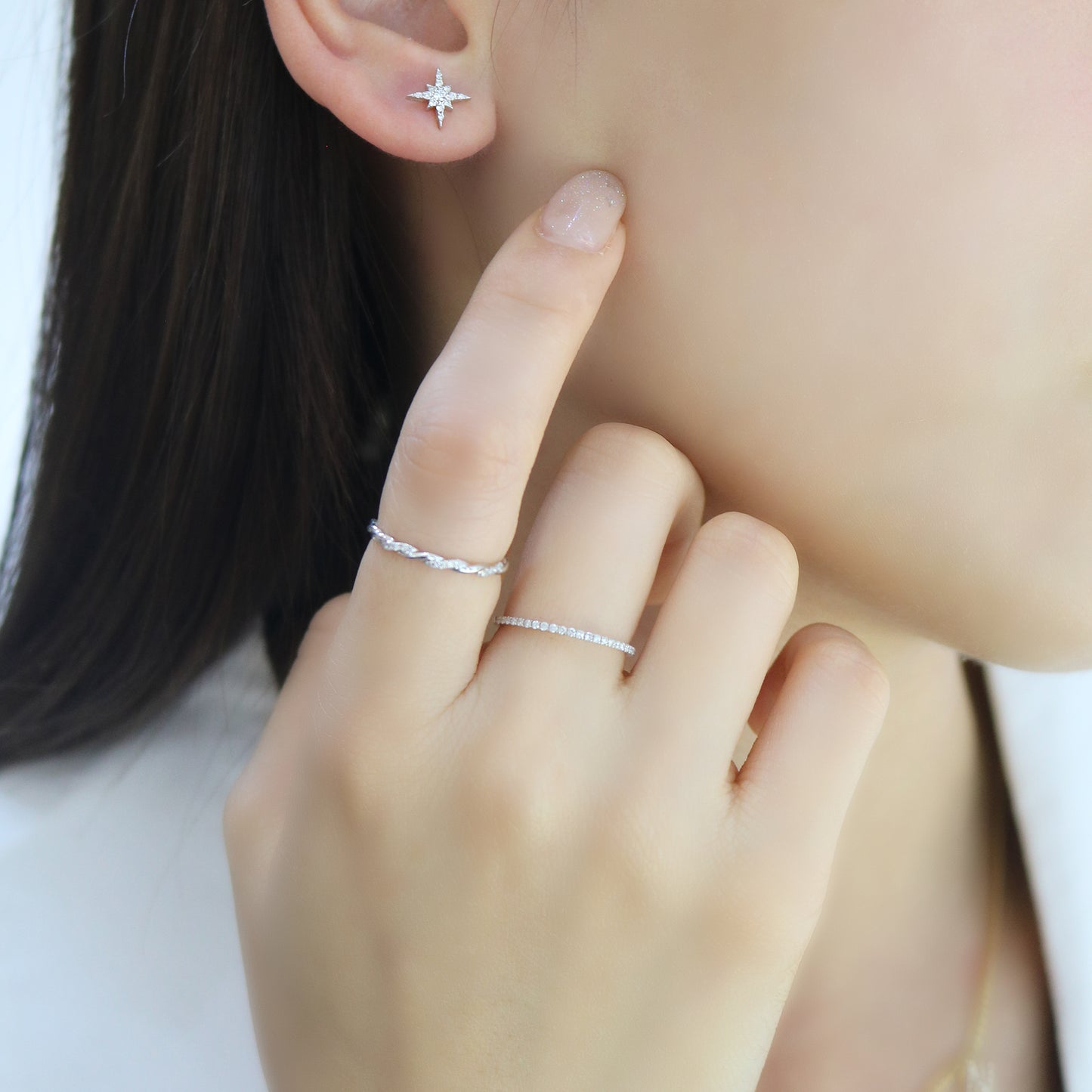 18k白金麻花扭紋鑽石戒指在中指上18k White Gold Twisted Diamond Ring on middle finger