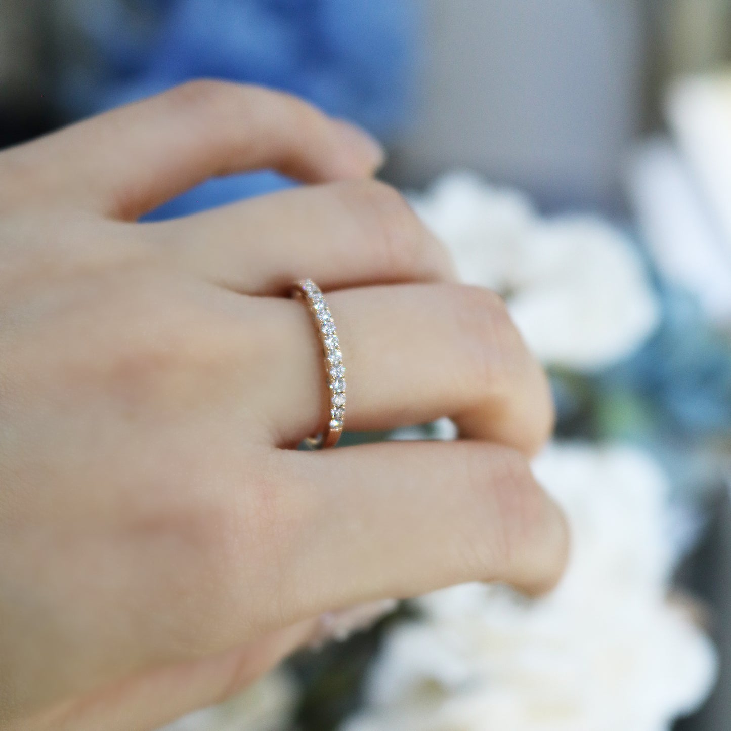 18k玫瑰金三面鑽石蕾絲戒指在中指上 18k Rose Gold 3-Sided Lace Eternity Diamond Ring on middle finger