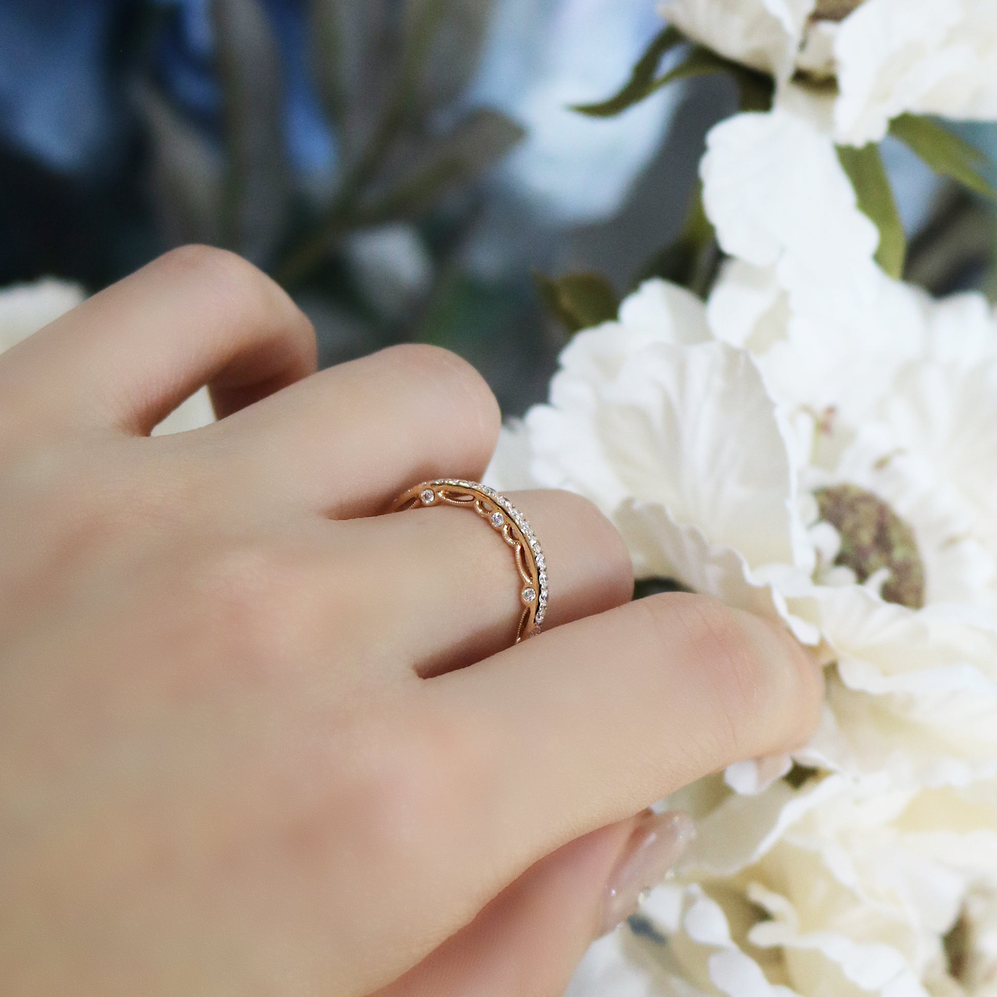 18k玫瑰金三面鑽石蕾絲戒指側面 18k Rose Gold 3-Sided Lace Eternity Diamond Ring on side view
