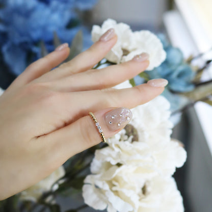 18k黃金金珠鑽石線戒在拇指上 18k Yellow Gold Beaded Diamond Ring on Thumb