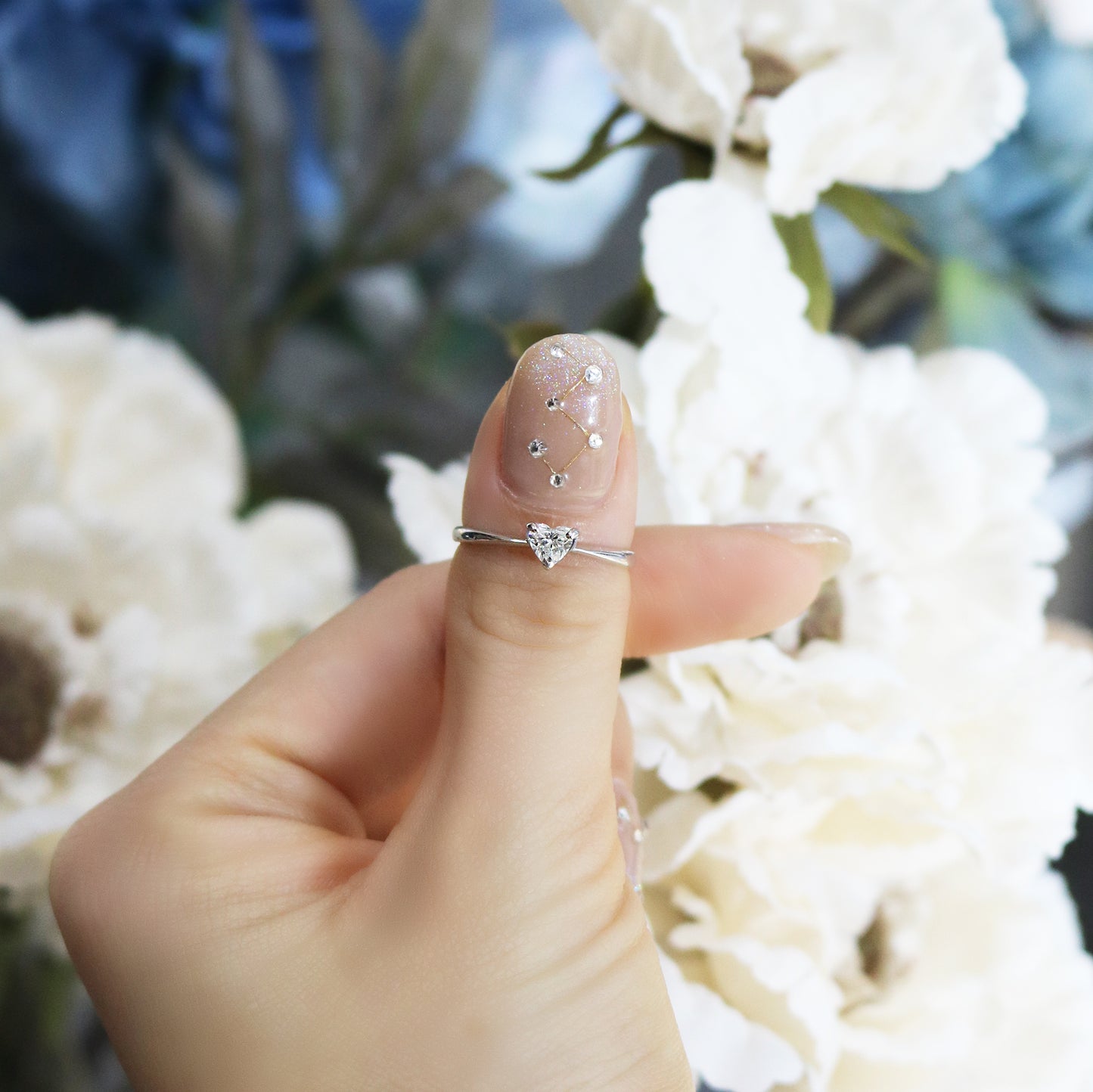 18k白金愛心鑽石戒指在拇指上 18k White Gold Heart Solitaire Diamond Ring on Thumb