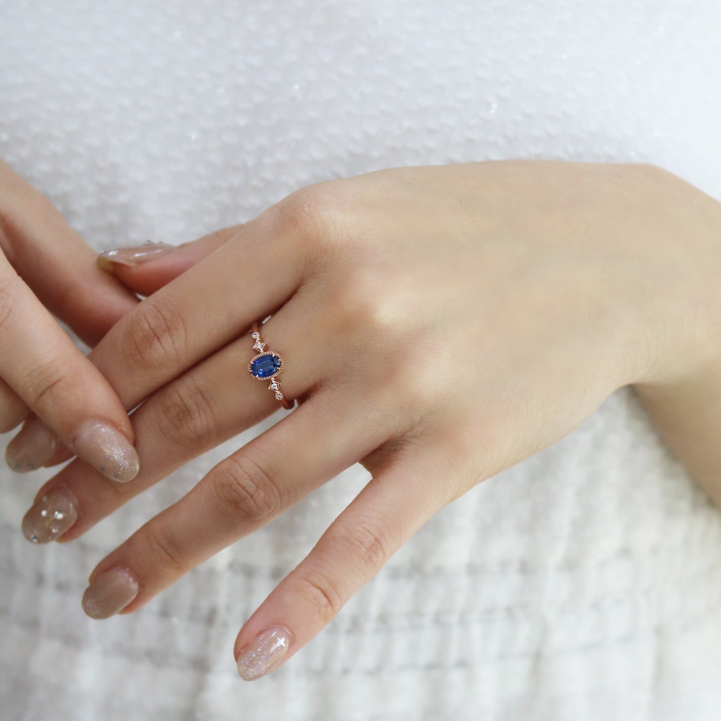 18k玫瑰金復古藍寶石鑽石戒指在中指上 18k Rose Gold Vintage Sapphire Diamond Ring on middle finger