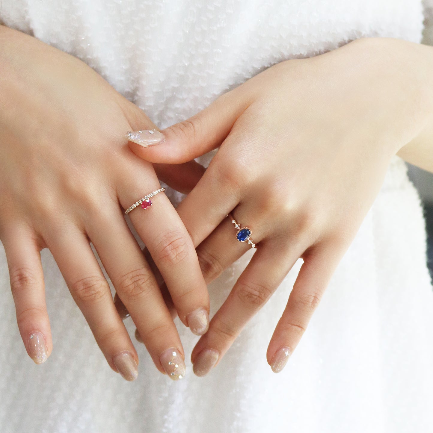 紅寶石和藍寶石鑽石戒指在手指上 Ruby Eternity Ring and sapphire ring on fingers