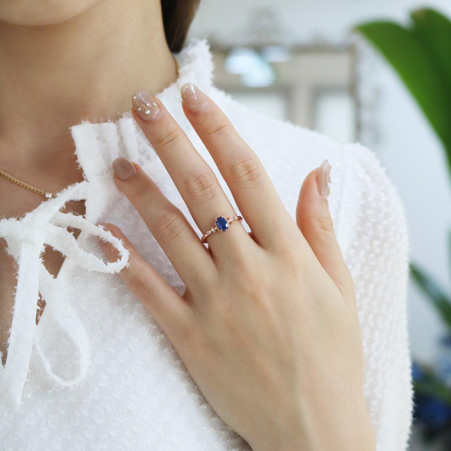 復古藍寶石鑽石戒指在中指上 Vintage Sapphire Diamond Ring on middle finger