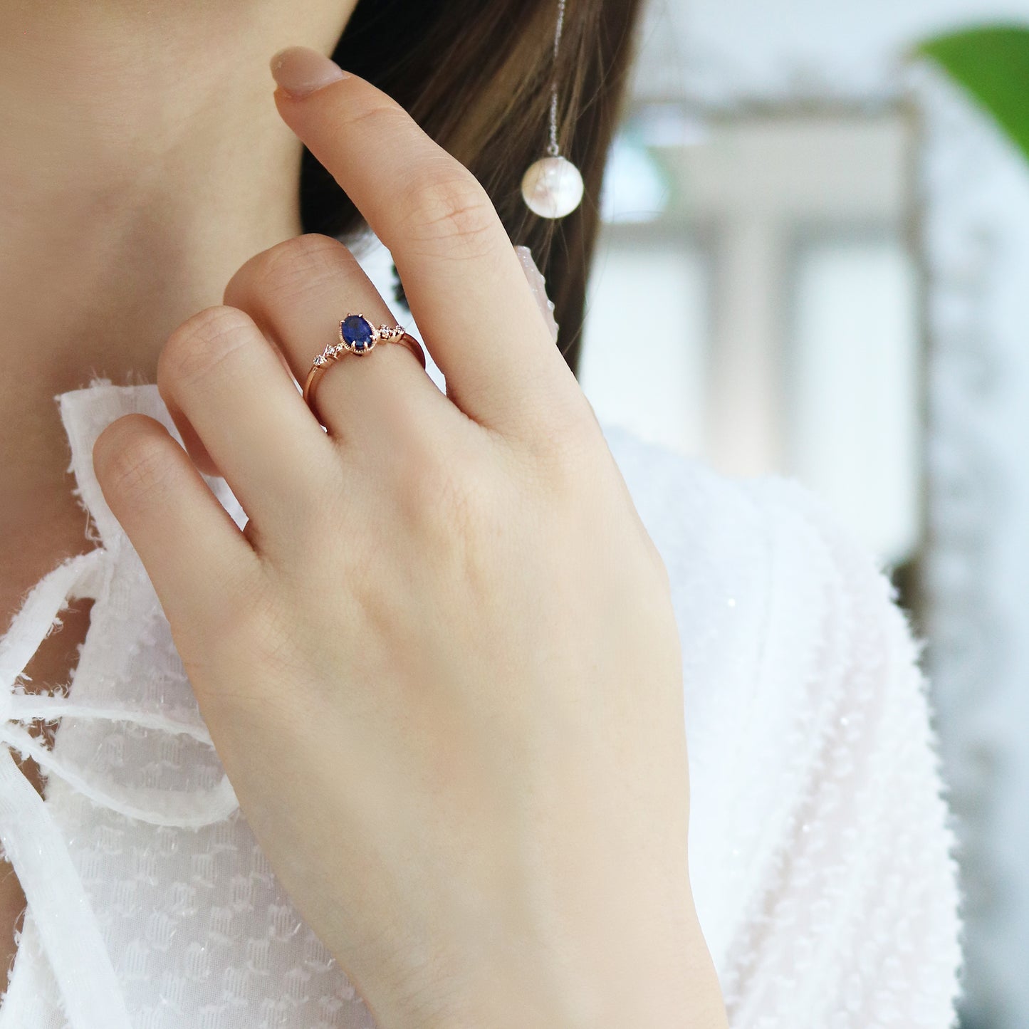 藍寶石鑽石戒指在中指上 Sapphire Diamond Ring on middle finger