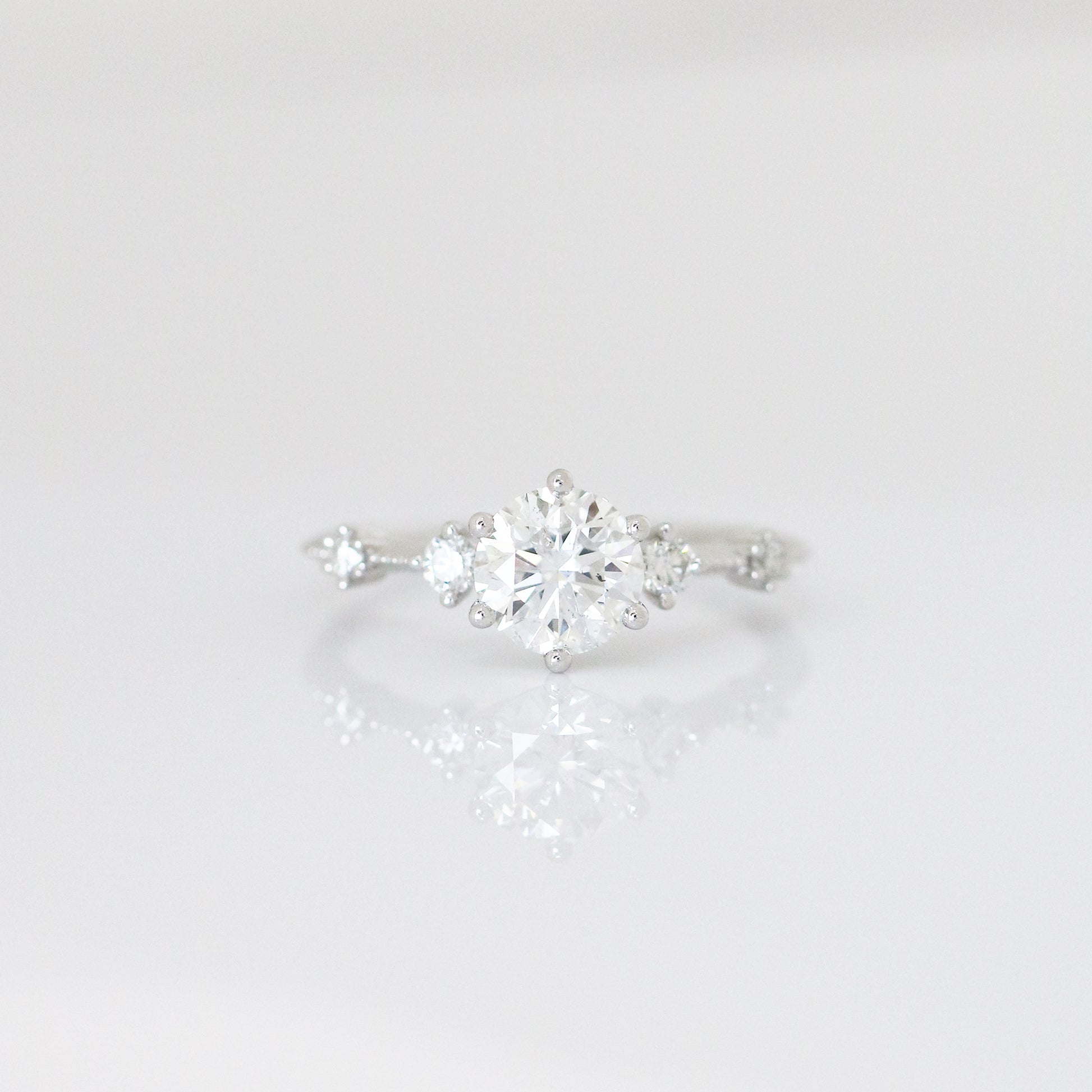 Datura Vintage 18k White Gold 6-Prong Round Brilliant Diamond Engagement Ring Setting 18k白金六爪浪漫復古求婚鑽石戒指款式