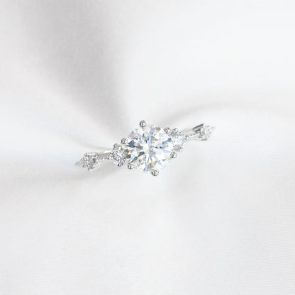 Datura Vintage 18k White Gold 6-Prong Round Brilliant Diamond Engagement Ring Setting 18k白金六爪浪漫復古求婚鑽石戒指款式